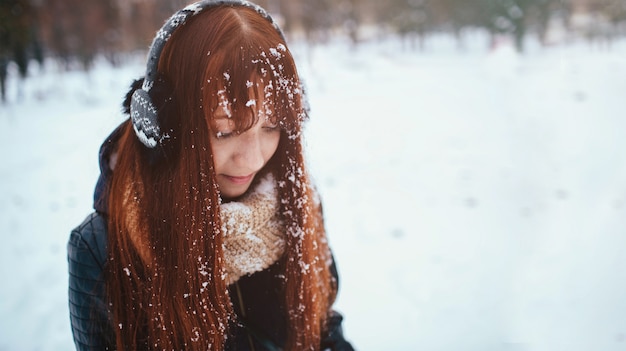 Frau mit roten Haaren im Schnee