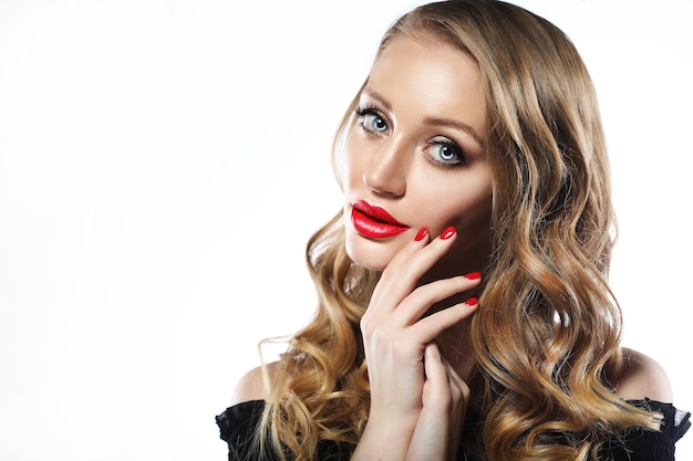 Frau mit roten Lippen des Lippenmundes und blondem gelocktem Haarporträt
