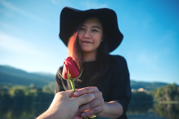 Frau mit roter Rose