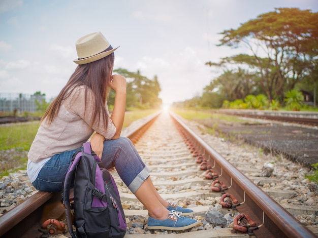 Frau mit Rucksack auf der Bahnsteig