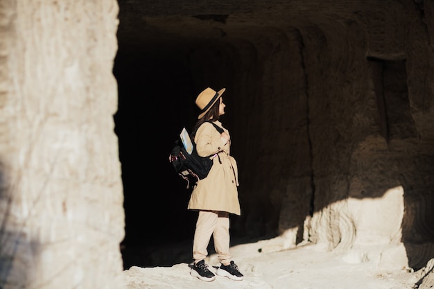 Frau mit Rucksack benutzt Smartphone