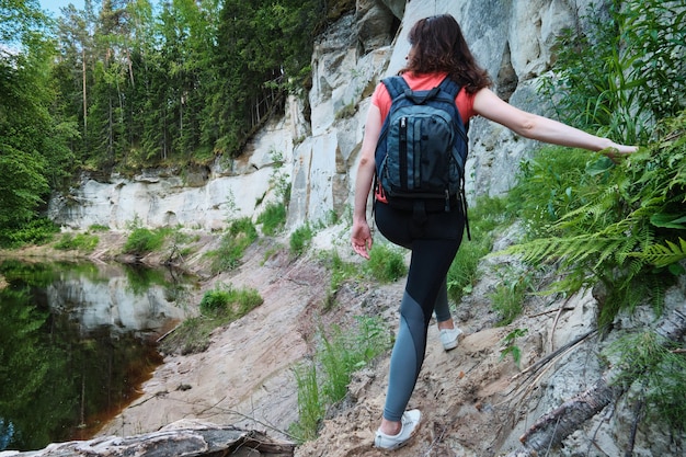 Frau mit Rucksack reist durch den Canyon