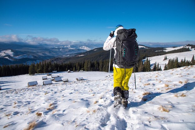 Frau mit Rucksack Trekking in den Bergen Wanderer in Winterlandschaft