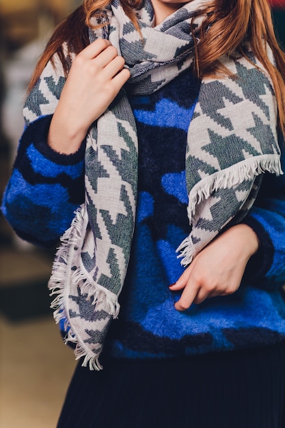 Frau mit Schal und blauem Pullover