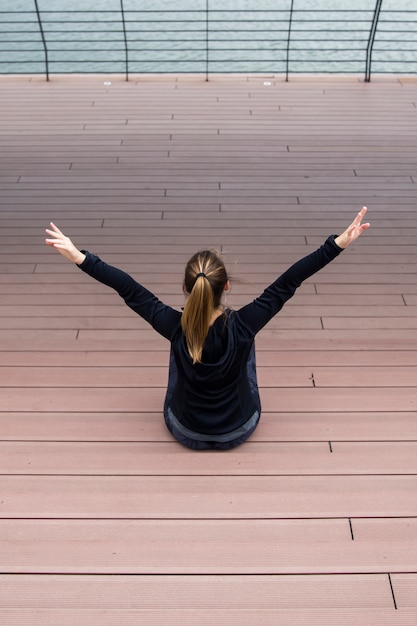 Foto frau mit schlankem körper yoga-training genießen