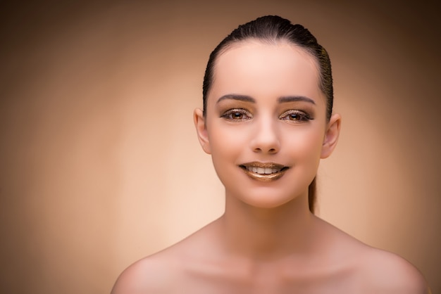 Frau mit schönem Make-up gegen Hintergrund