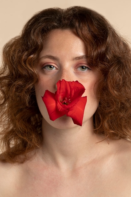 Foto frau mit schönen gladiolenblumen