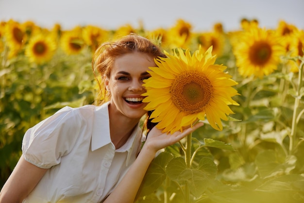 Foto frau mit schwanz auf einem feld mit blühenden sonnenblumen landschaft hochwertiges foto