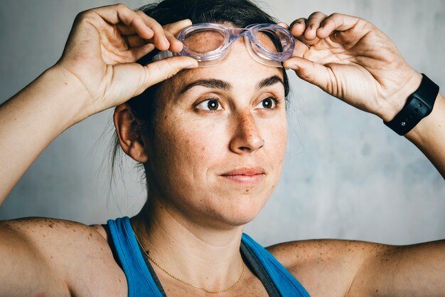 Foto frau mit schwimmbrille