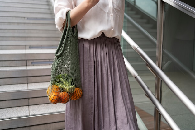 Foto frau mit seitenansicht der stofftasche