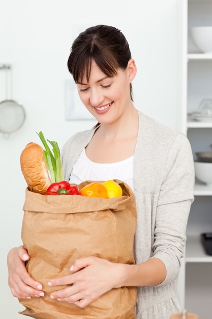 Frau mit shoping Taschen in der Küche