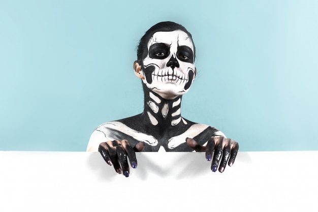 Foto frau mit skelett make-up über den textfreiraum