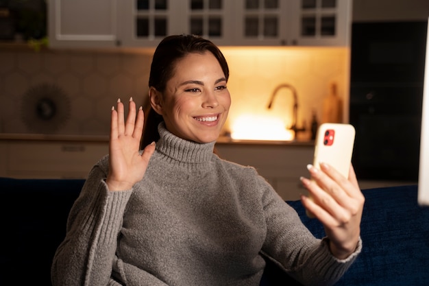 Foto frau mit smartphone als gewohnheit