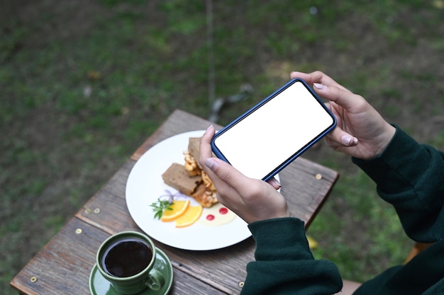 Frau mit Smartphone beim Fotografieren