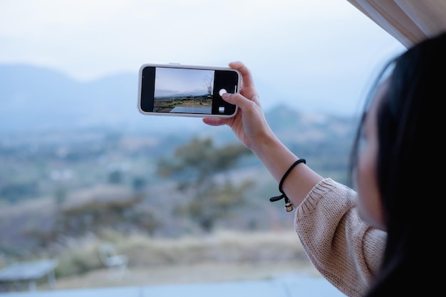 Frau mit Smartphone fotografieren in Khao Kho Thailand