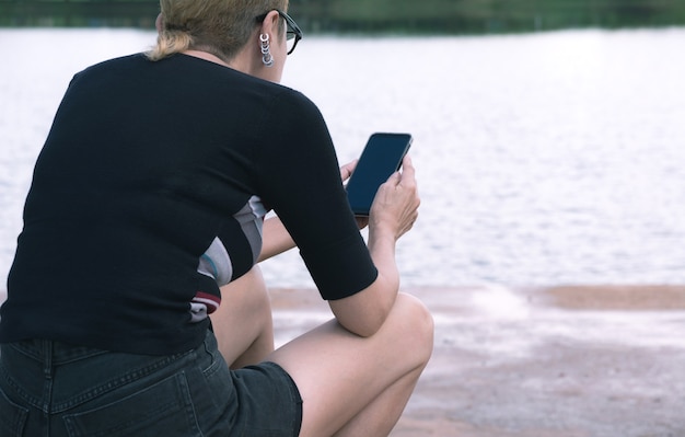 Frau mit Smartphone, persönlichen Chat und Social Media.