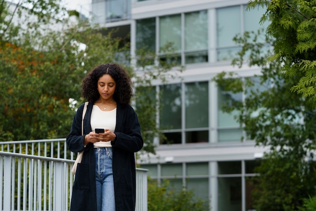 Frau mit Smartphone-Technologie