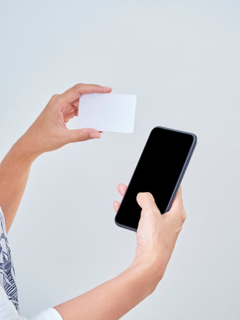 Frau mit Smartphone und Kreditkarte