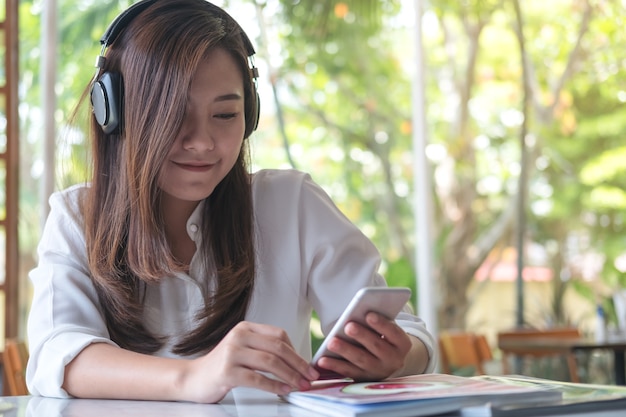 Frau mit Smartphone und Musik hören