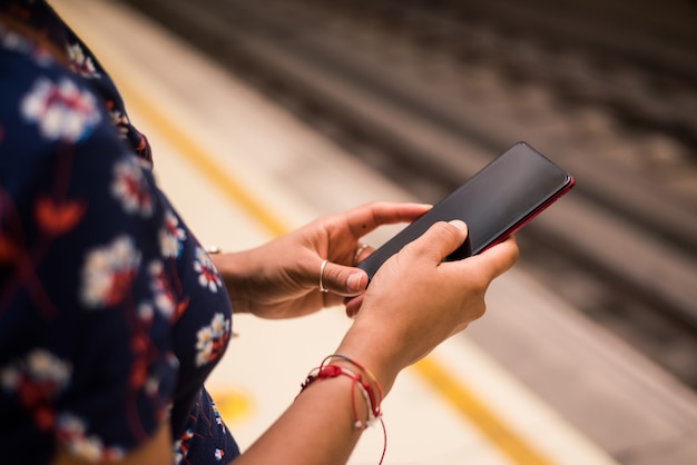 Frau mit Smartphone