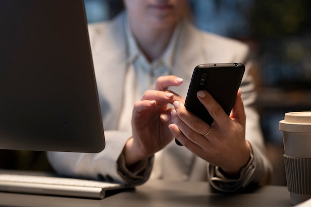 Foto frau mit smartphone