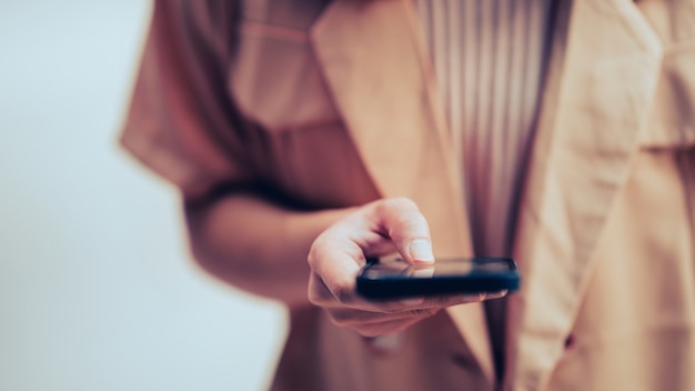 Frau mit Smartphone