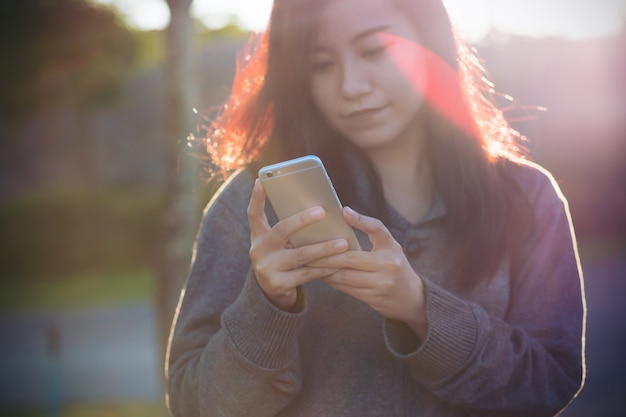 Frau mit Smartphone