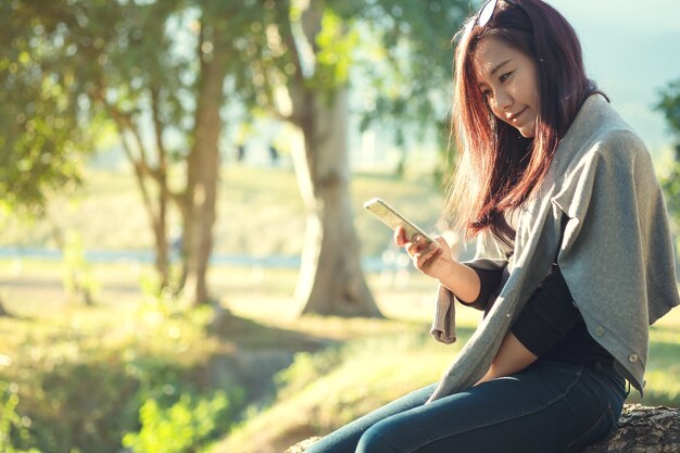 Frau mit Smartphone