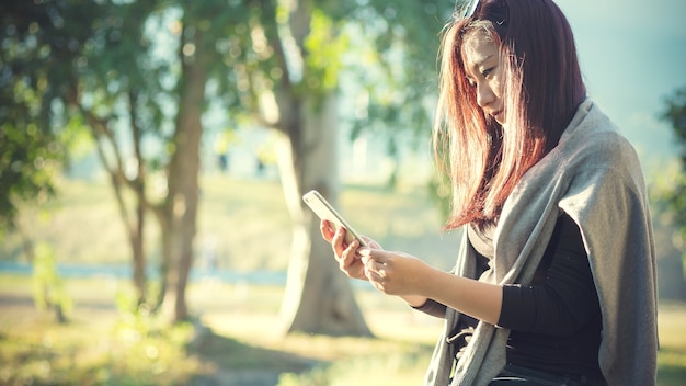 Frau mit Smartphone