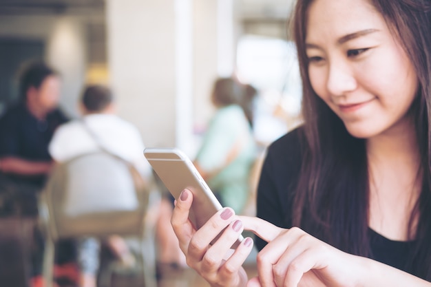 Frau mit Smartphone