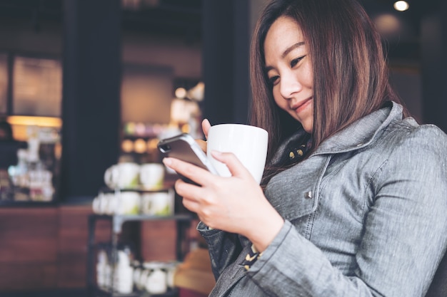 Frau mit Smartphone