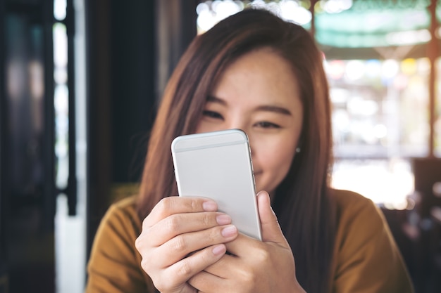 Frau mit Smartphone