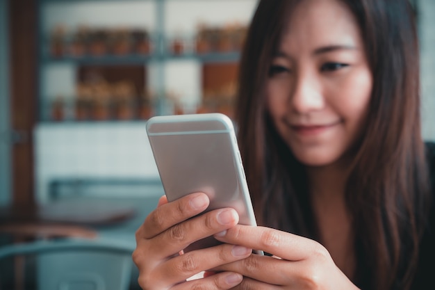 Frau mit Smartphone