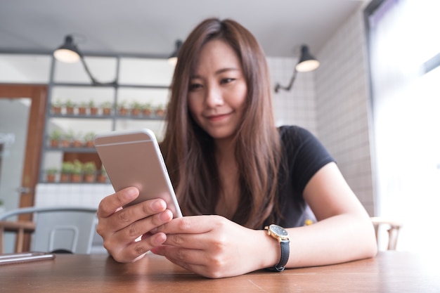 Frau mit Smartphone