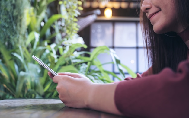 Frau mit Smartphone