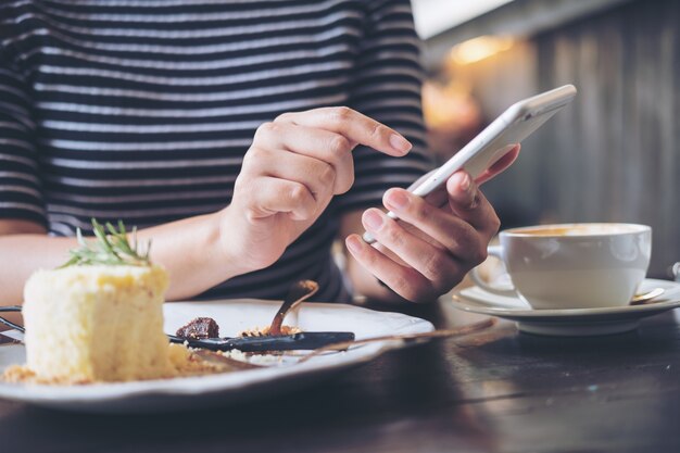 Frau mit Smartphone