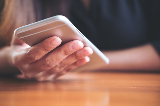 Frau mit Smartphone