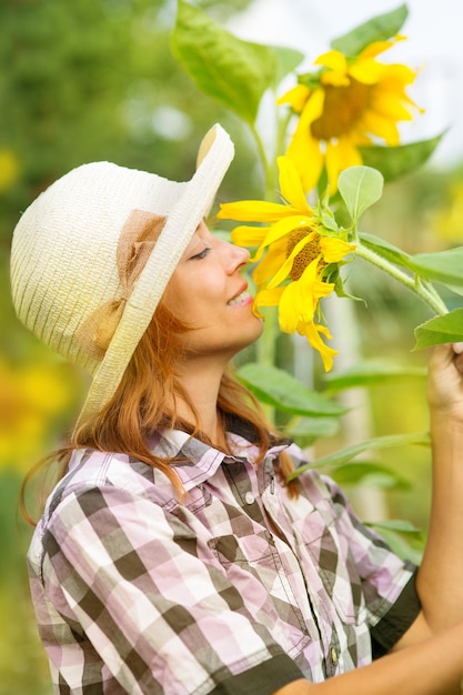 Frau mit Sonnenblumen im Garten