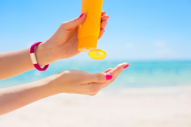 Frau mit Sonnencreme