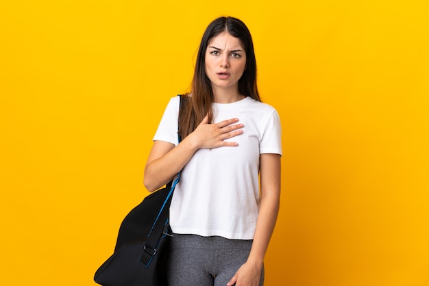 Frau mit Sporttasche im Studio