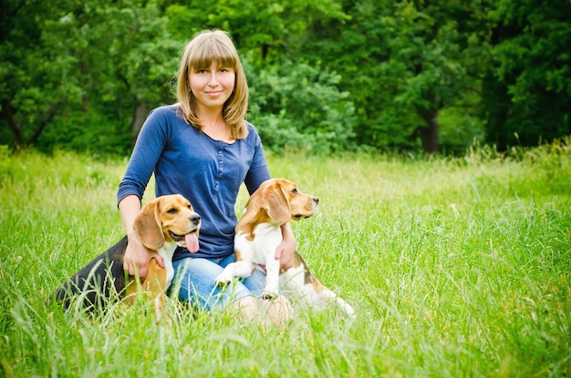 Frau mit Spürhund