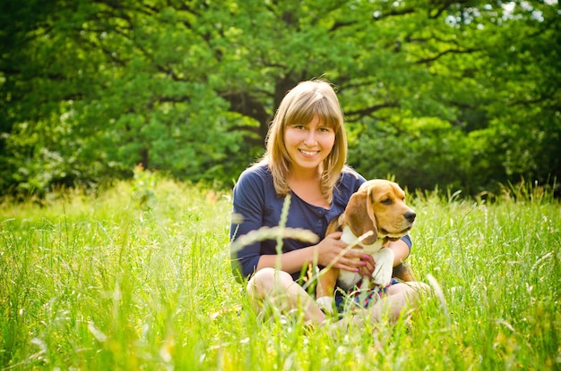 Frau mit Spürhund