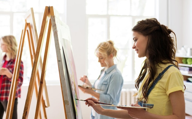 Foto frau mit staffeldruck im kunstschulstudio