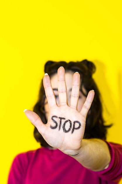 Foto frau mit stop gegen geschlechtsspezifische gewalt