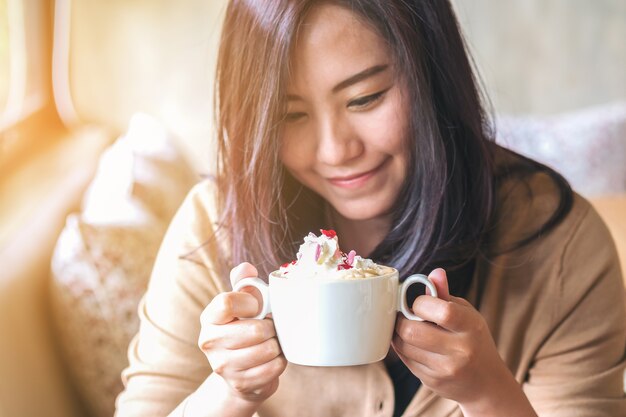 Frau mit süßer Nachspeise