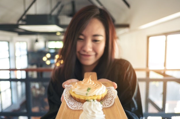 Frau mit süßer Nachspeise