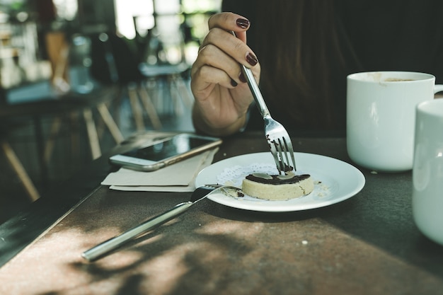 Frau mit süßer Nachspeise