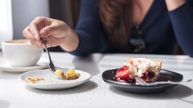 Frau mit süßer Nachspeise