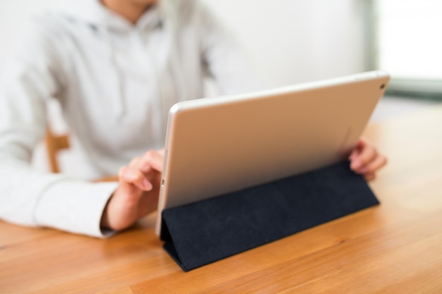 Frau mit Tablet-Computer zu Hause