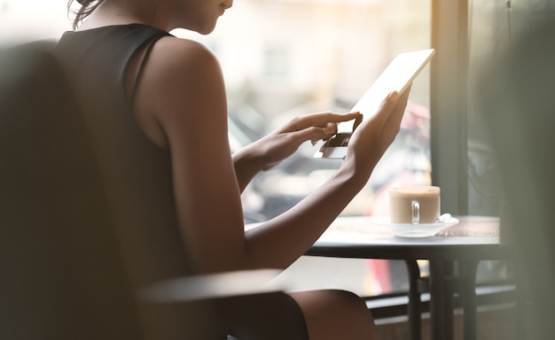 Frau mit Tablet in Coffee-Shop